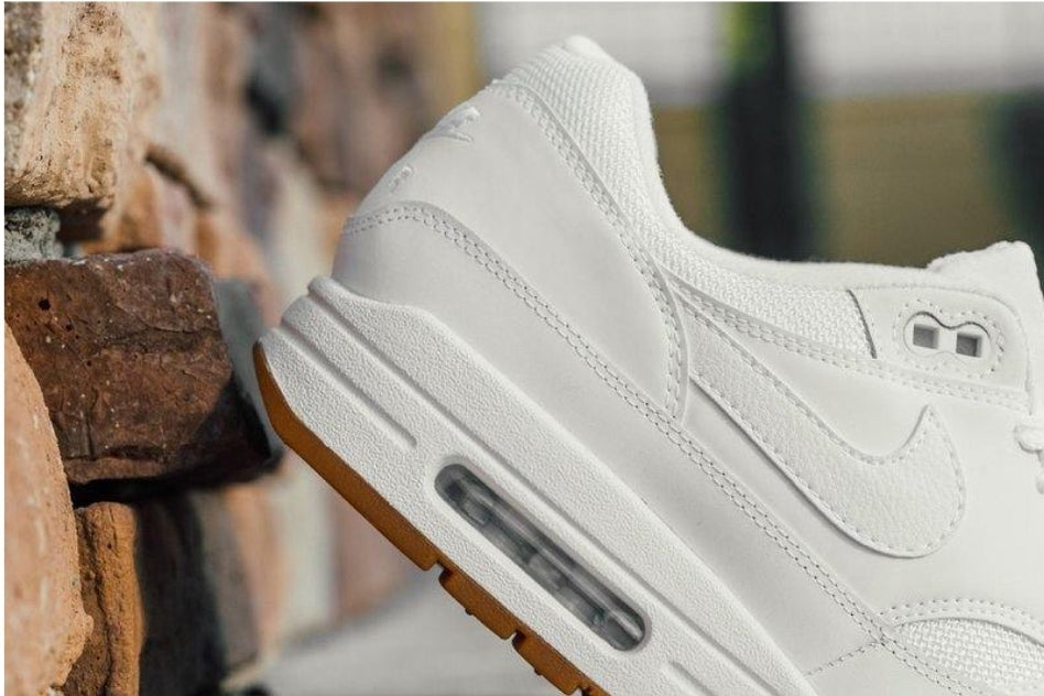 Les baskets Nike Air Max 1 sont iconiques pour leur style emblématique.retro incontournable pas cher. Le moins cher.exceptionnel 