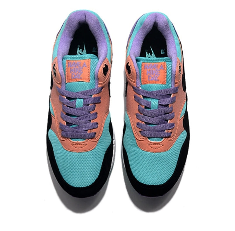 Les baskets Nike Air Max 1 sont iconiques pour leur style emblématique.retro incontournable pas cher. Le moins cher.exceptionnel 