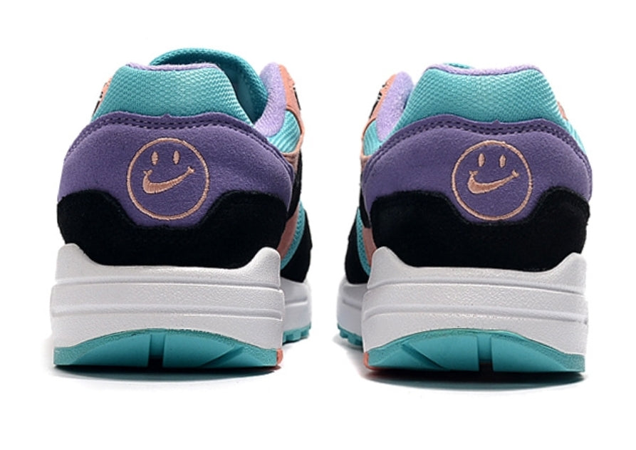 Les baskets Nike Air Max 1 sont iconiques pour leur style emblématique.retro incontournable pas cher. Le moins cher.exceptionnel 