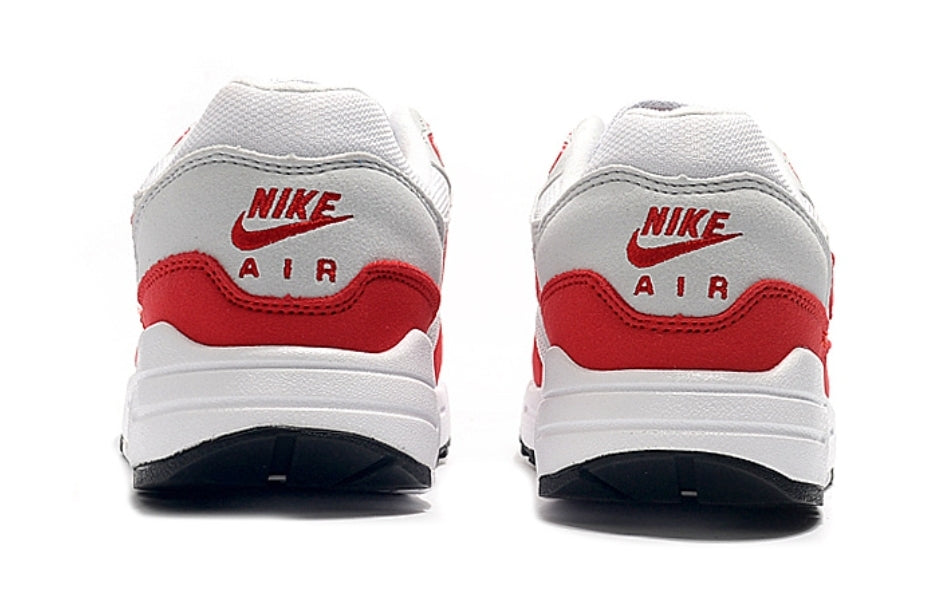 Les baskets Nike Air Max 1 sont iconiques pour leur style emblématique.retro incontournable pas cher. Le moins cher.exceptionnel 