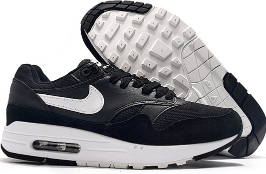 Les baskets Nike Air Max 1 sont iconiques pour leur style emblématique.retro incontournable pas cher. Le moins cher.exceptionnel 