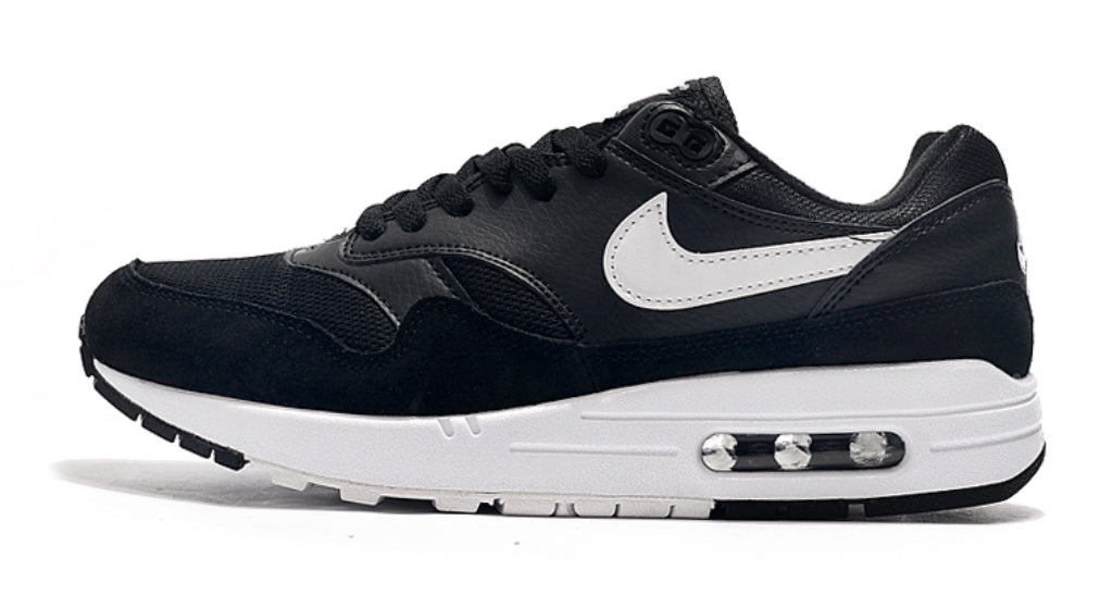 Les baskets Nike Air Max 1 sont iconiques pour leur style emblématique.retro incontournable pas cher. Le moins cher.exceptionnel 