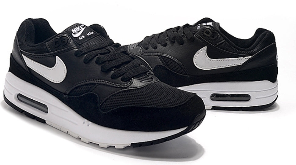 Les baskets Nike Air Max 1 sont iconiques pour leur style emblématique.retro incontournable pas cher. Le moins cher.exceptionnel 
