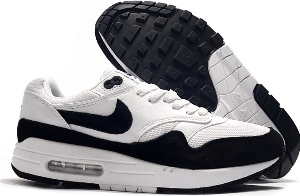 Les baskets Nike Air Max 1 sont iconiques pour leur style emblématique.retro incontournable pas cher. Le moins cher.exceptionnel 