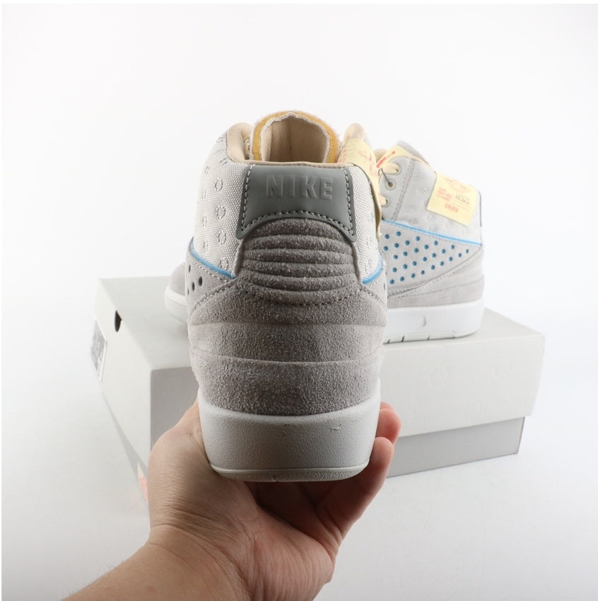 Les baskets Air Jordan 2 offrent un style emblématique et une performance exceptionnelle.

De plus, leur design élégant et l'utilisation.
