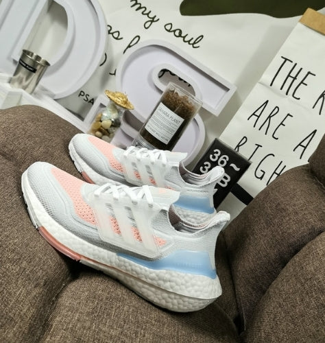 Les baskets Adidas UltraBoost 21 Femme.

Connues pour leur technologie de pointe et leur design moderne, sont un choix incontournable pour les coureuses et les amateurs de sport.