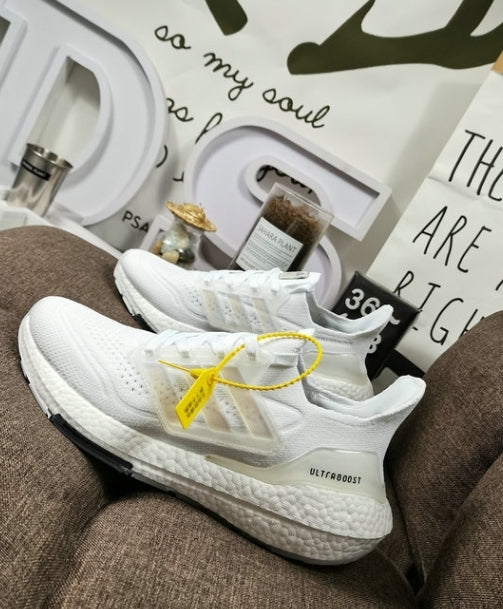 Les baskets Adidas UltraBoost 21 Femme.

Connues pour leur technologie de pointe et leur design moderne, sont un choix incontournable pour les coureuses et les amateurs de sport.