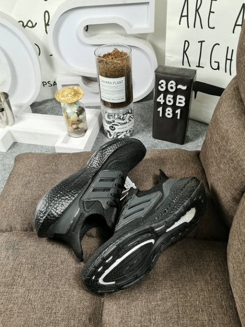 Les baskets Adidas UltraBoost 21 Femme.

Connues pour leur technologie de pointe et leur design moderne, sont un choix incontournable pour les coureuses et les amateurs de sport.