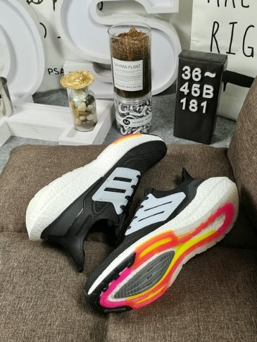 Les baskets Adidas UltraBoost 21 Femme.

Connues pour leur technologie de pointe et leur design moderne, sont un choix incontournable pour les coureuses et les amateurs de sport.