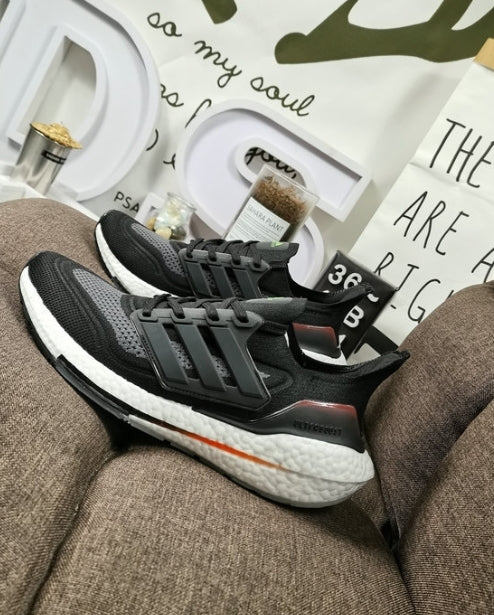 Les baskets Adidas UltraBoost 21 Femme.

Connues pour leur technologie de pointe et leur design moderne, sont un choix incontournable pour les coureuses et les amateurs de sport.