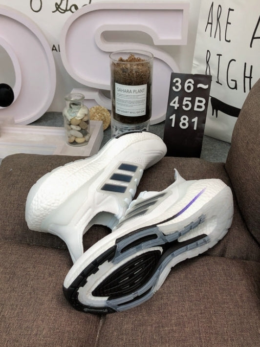 Les baskets Adidas UltraBoost 21 Femme.

Connues pour leur technologie de pointe et leur design moderne, sont un choix incontournable pour les coureuses et les amateurs de sport.