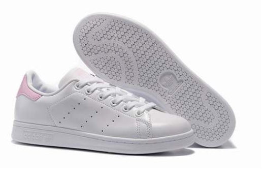 Les baskets Adidas Stan Smith Femme, emblématiques et intemporelles, symbolisent le style et la simplicité depuis leur lancement en 1965.