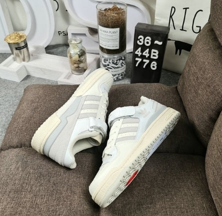 Les baskets Adidas Forum 84 Low "Orbit Grey" Femme combinent performance et style de manière exceptionnelle.