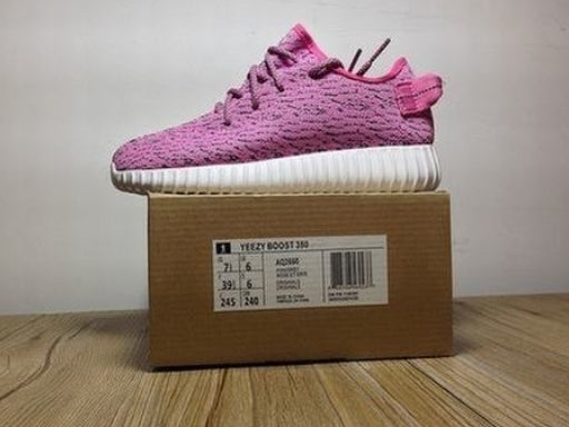 Les baskets Adidas Yeezy 350 Boost Pink Femme, issues de la collaboration entre Adidas et Kanye West, sont emblématiques pour leur design audacieux et leur confort inégalé.