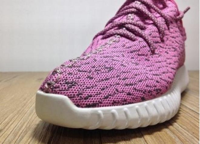 Les baskets Adidas Yeezy 350 Boost Pink Femme, issues de la collaboration entre Adidas et Kanye West, sont emblématiques pour leur design audacieux et leur confort inégalé.