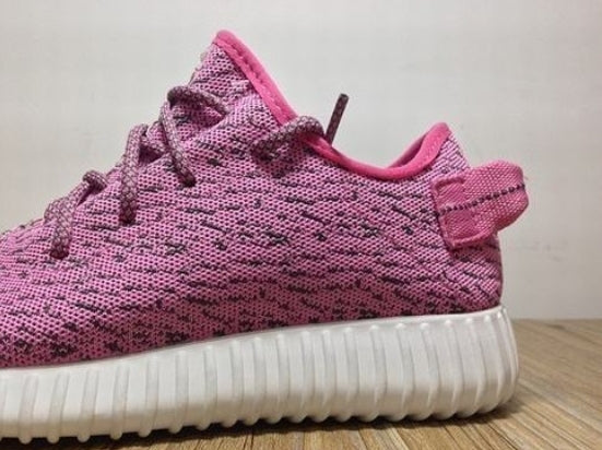 Les baskets Adidas Yeezy 350 Boost Pink Femme, issues de la collaboration entre Adidas et Kanye West, sont emblématiques pour leur design audacieux et leur confort inégalé.