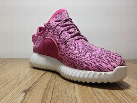 Les baskets Adidas Yeezy 350 Boost Pink Femme, issues de la collaboration entre Adidas et Kanye West, sont emblématiques pour leur design audacieux et leur confort inégalé.