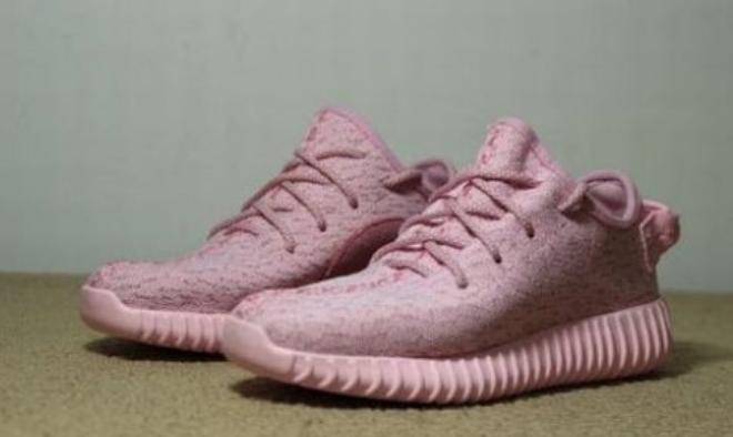 Les baskets Adidas Yeezy 350 Boost Pink Femme, issues de la collaboration entre Adidas et Kanye West, sont emblématiques pour leur design audacieux et leur confort inégalé.