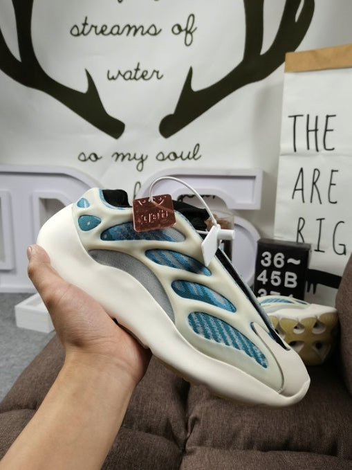 Les Yeezy 700 V3 femme sont des pièces maîtresses de la mode. Depuis leur introduction.
Elles ont conquis les amateurs de mode grâce à leur esthétique audacieuse et leurs innovations techniques.