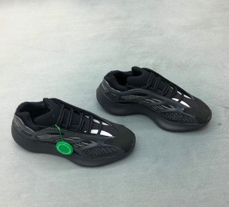 Les Yeezy 700 V3 femme sont des pièces maîtresses de la mode. Depuis leur introduction.
Elles ont conquis les amateurs de mode grâce à leur esthétique audacieuse et leurs innovations techniques.