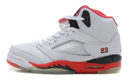 Les baskets Air Jordan 5 Retro (GS) "Oreo" Femme permettent de personnaliser votre style tout en bénéficiant d’un confort supérieur.