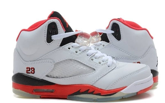 Les baskets Air Jordan 5 Retro (GS) "Oreo" Femme permettent de personnaliser votre style tout en bénéficiant d’un confort supérieur.