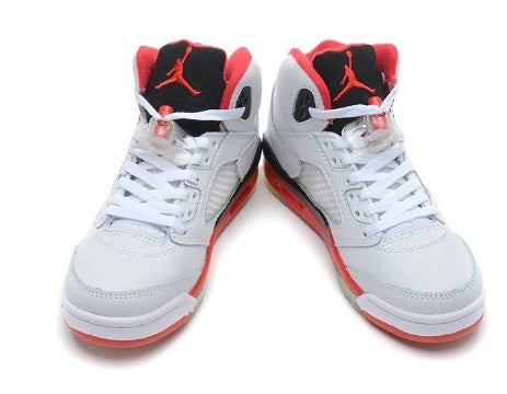 Les baskets Air Jordan 5 Retro (GS) "Oreo" Femme permettent de personnaliser votre style tout en bénéficiant d’un confort supérieur.