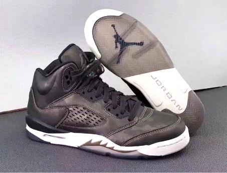 Les baskets Air Jordan 5 Retro (GS) "Oreo" Femme permettent de personnaliser votre style tout en bénéficiant d’un confort supérieur.