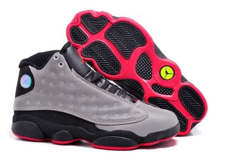 Les  baskets  Air Jordan 13 "Love & Respect" (Black and White) Femme permettent de personnaliser votre style tout en bénéficiant d’un confort supérieur.