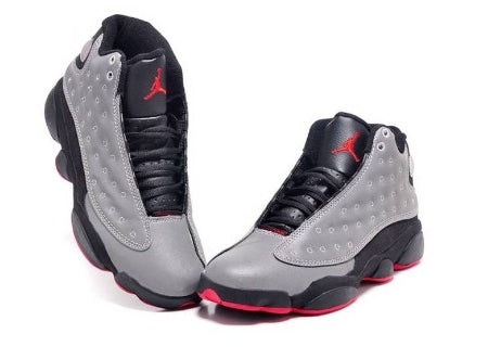 Les  baskets  Air Jordan 13 "Love & Respect" (Black and White) Femme permettent de personnaliser votre style tout en bénéficiant d’un confort supérieur.