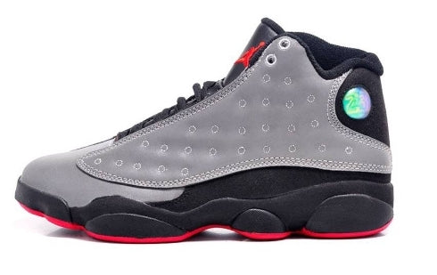 Les  baskets  Air Jordan 13 "Love & Respect" (Black and White) Femme permettent de personnaliser votre style tout en bénéficiant d’un confort supérieur.