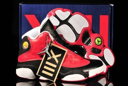 Les  baskets  Air Jordan 13 "Love & Respect" (Black and White) Femme permettent de personnaliser votre style tout en bénéficiant d’un confort supérieur.