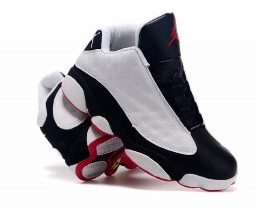 Les  baskets  Air Jordan 13 "Love & Respect" (Black and White) Femme permettent de personnaliser votre style tout en bénéficiant d’un confort supérieur.