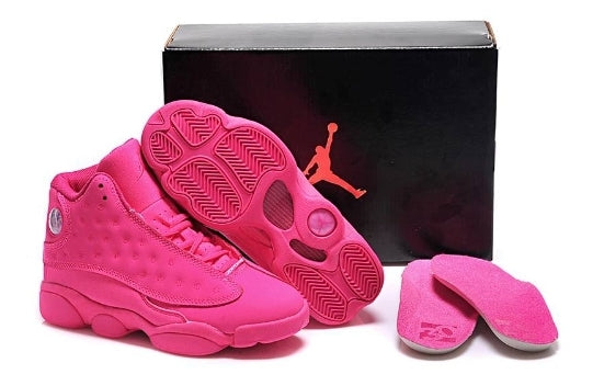 Les  baskets  Air Jordan 13 "Love & Respect" (Black and White) Femme permettent de personnaliser votre style tout en bénéficiant d’un confort supérieur.