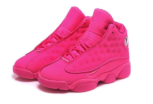 Les  baskets  Air Jordan 13 "Love & Respect" (Black and White) Femme permettent de personnaliser votre style tout en bénéficiant d’un confort supérieur.