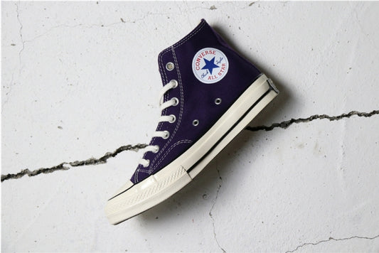 Les baskets Converse allient style intemporel et confort. Leur design emblématique avec la célèbre étoile et la silhouette classique en font un choix incontournable pour les amateurs de mode.