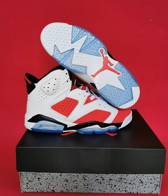 Les  baskets Air Jordan 6 Retro "Pantone" Femme permettent de personnaliser votre style tout en bénéficiant d’un confort supérieur.