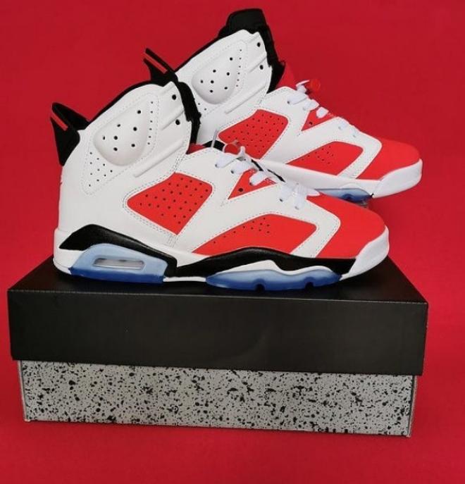 Les  baskets Air Jordan 6 Retro "Pantone" Femme permettent de personnaliser votre style tout en bénéficiant d’un confort supérieur.