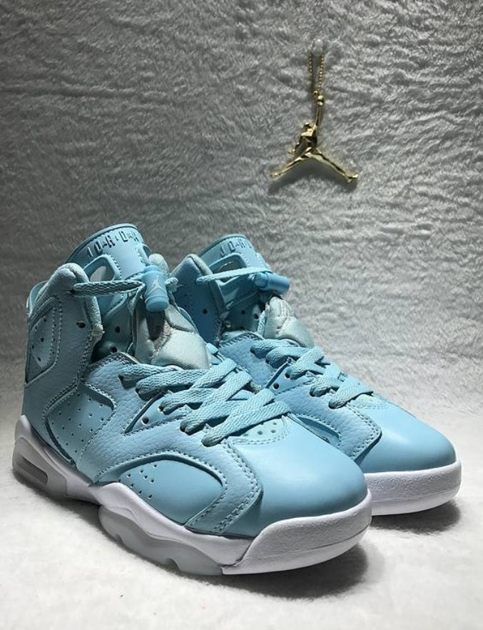 Les Air Jordan 6 Retro "Pantone" Femme permettent de personnaliser votre style tout en bénéficiant d’un confort supérieur.