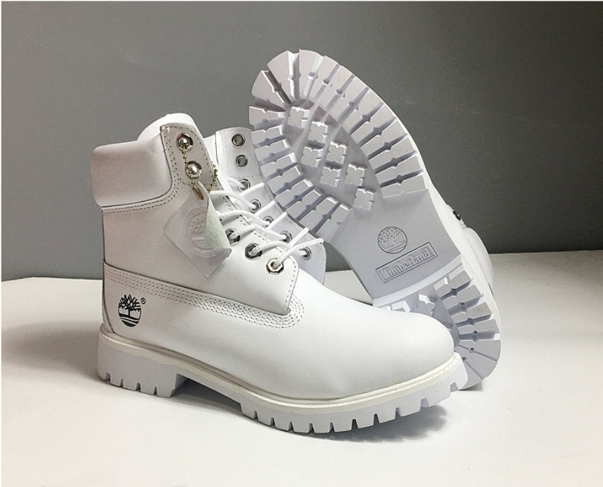 Les baskets Botte Timberland   intemporel et robustesse.  design qualité supérieure les rendent indispensables  aventuriers.pas cher. Le moins cher.