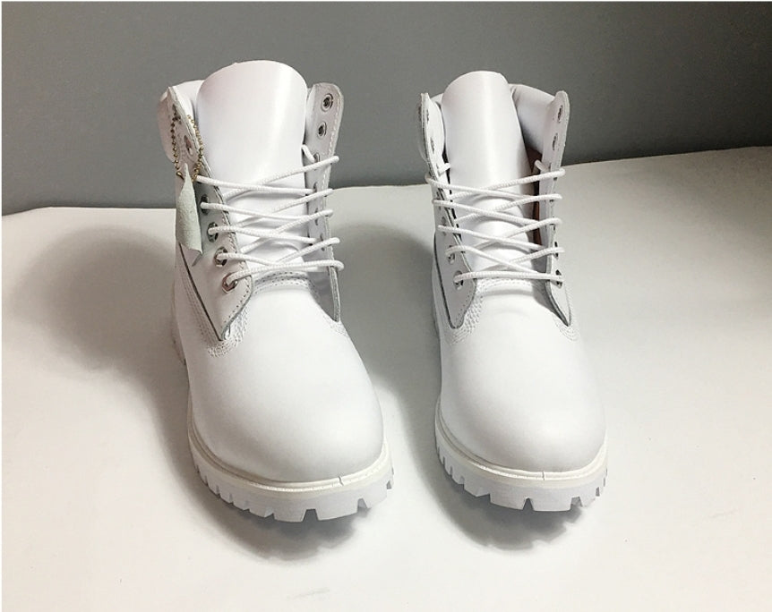 Les baskets Botte Timberland   intemporel et robustesse.  design qualité supérieure les rendent indispensables  aventuriers.pas cher. Le moins cher.