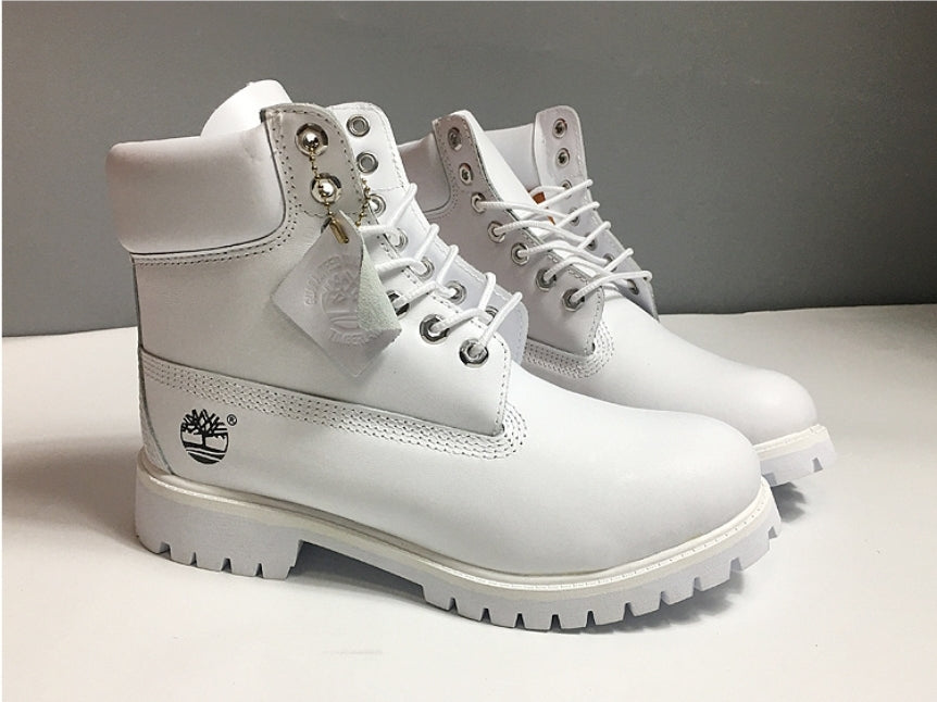 Les baskets Botte Timberland   intemporel et robustesse.  design qualité supérieure les rendent indispensables  aventuriers.pas cher. Le moins cher.