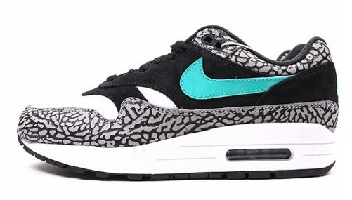 Les baskets Nike Air Max 1 Femme incarnent l’héritage emblématique de la marque Nike, combinant un design intemporel avec des touches modernes.