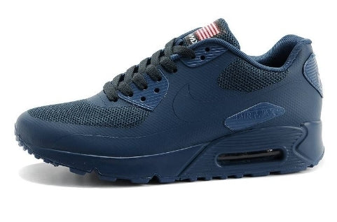 Les baskets Nike Air Max 90 Futura sont des pièces maîtresses de la mode.