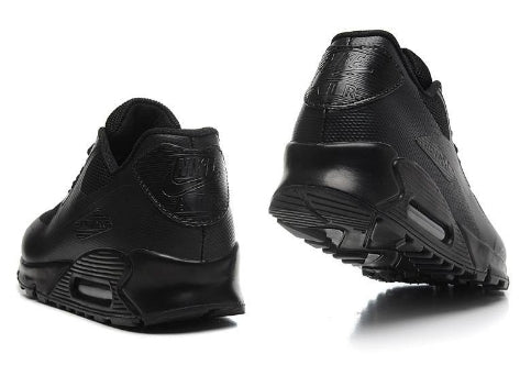 Les baskets Nike Air Max 90 Futura sont des pièces maîtresses de la mode.