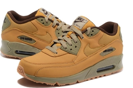 Les baskets Nike Air Max 90 Futura sont des pièces maîtresses de la mode.