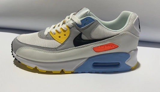 Les baskets Nike Air Max 90 Futura sont des pièces maîtresses de la mode.