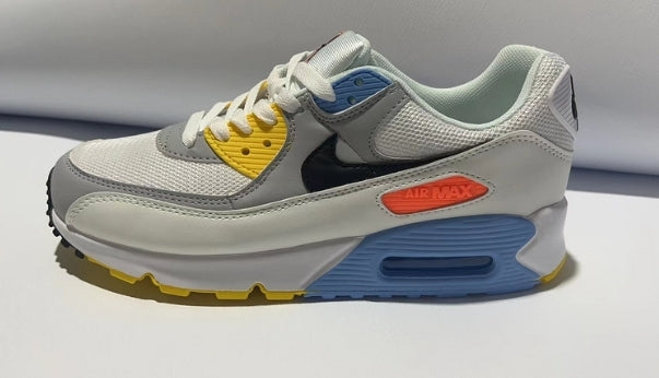 Les baskets Nike Air Max 90 Futura sont des pièces maîtresses de la mode.