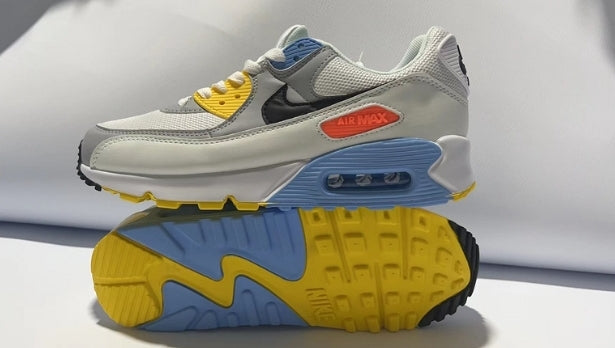 Les baskets Nike Air Max 90 Futura sont des pièces maîtresses de la mode.