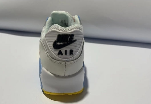 Les baskets Nike Air Max 90 Futura sont des pièces maîtresses de la mode.